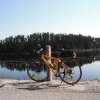 Mon vélo devant un des nombreux lacs calmes à l'effet miroir