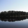 Un des nombreux lacs calmes à l'effet miroir