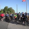 Les cyclistes attendent le traversier (Glenora Ferry) près de Picton